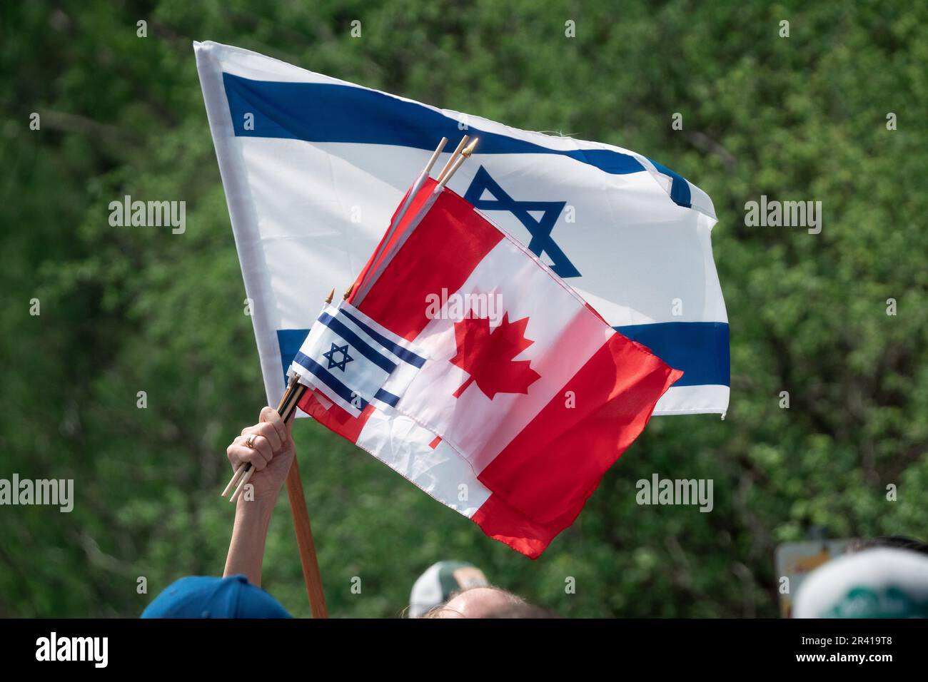 Kanadische und israelische Flaggen sind beim Walk 2023 mit Israel in Toronto, Kanada, sehr solidarisch. Stockfoto