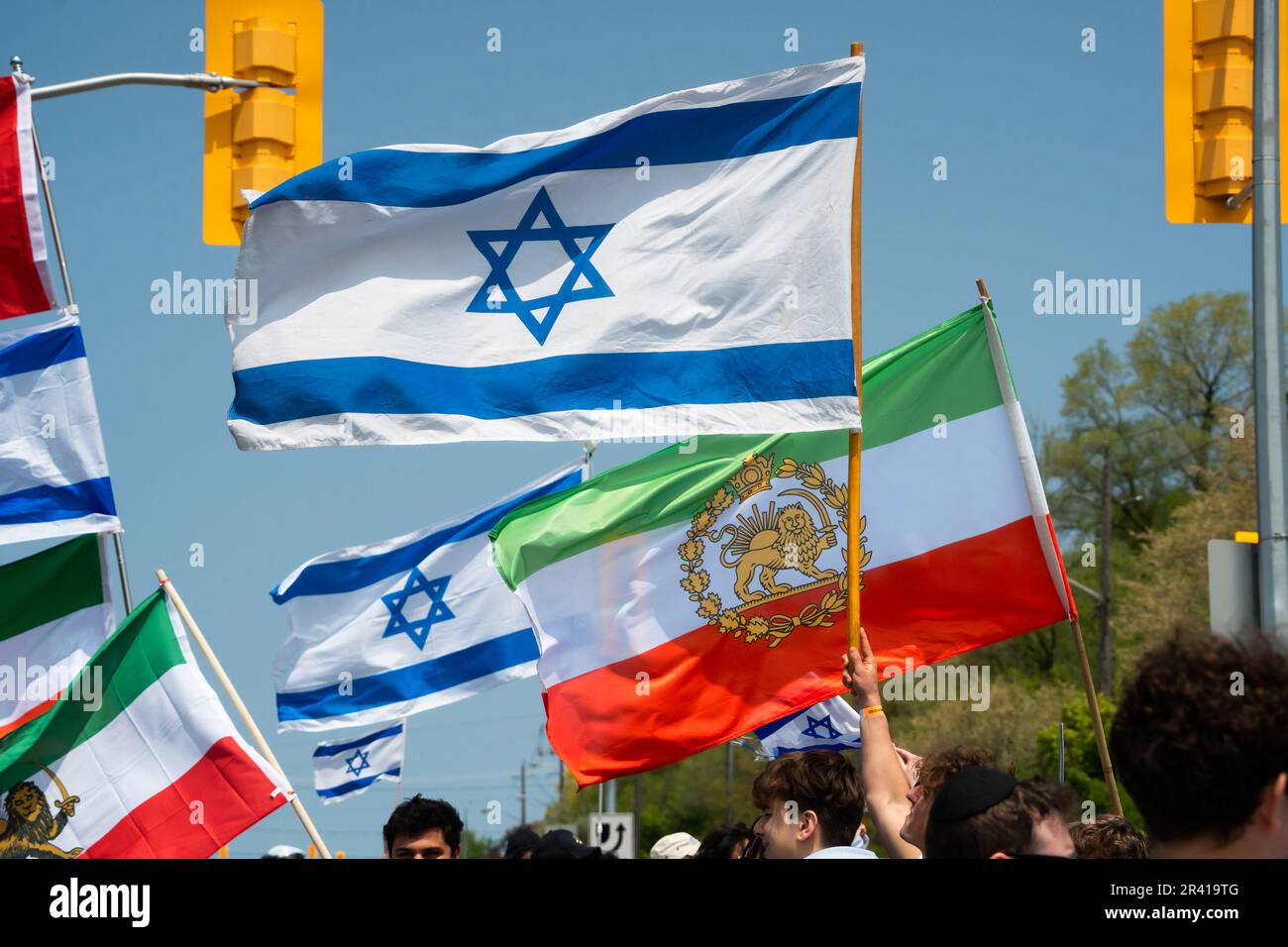 Ein Löwe und eine Sonnenflagge des iranischen präislamischen Regimes fliegen in Solidarität mit der israelischen Flagge auf dem 2023 Walk mit Israel in Toronto, Kanada. Stockfoto