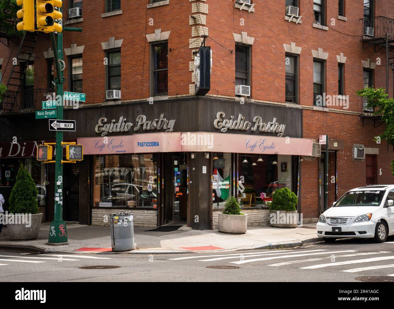 Bronx, NY - USA - 21. Mai 2023 Blick auf den historischen Egidio Pastry Shop, eine berühmte süditalienische Bäckerei und Café im Belmont-Bereich von Stockfoto