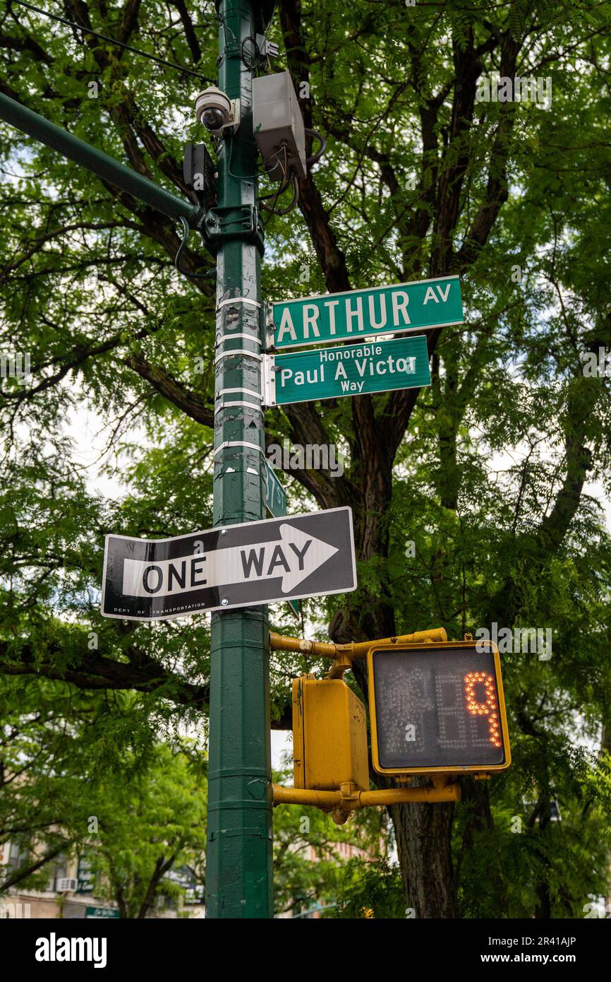 Bronx, NY - USA - Mai 21,2023 legendäres Straßenschild für Arthur Avenue, eine Straße im Belmont-Viertel der Bronx, New York City, die anfährt Stockfoto