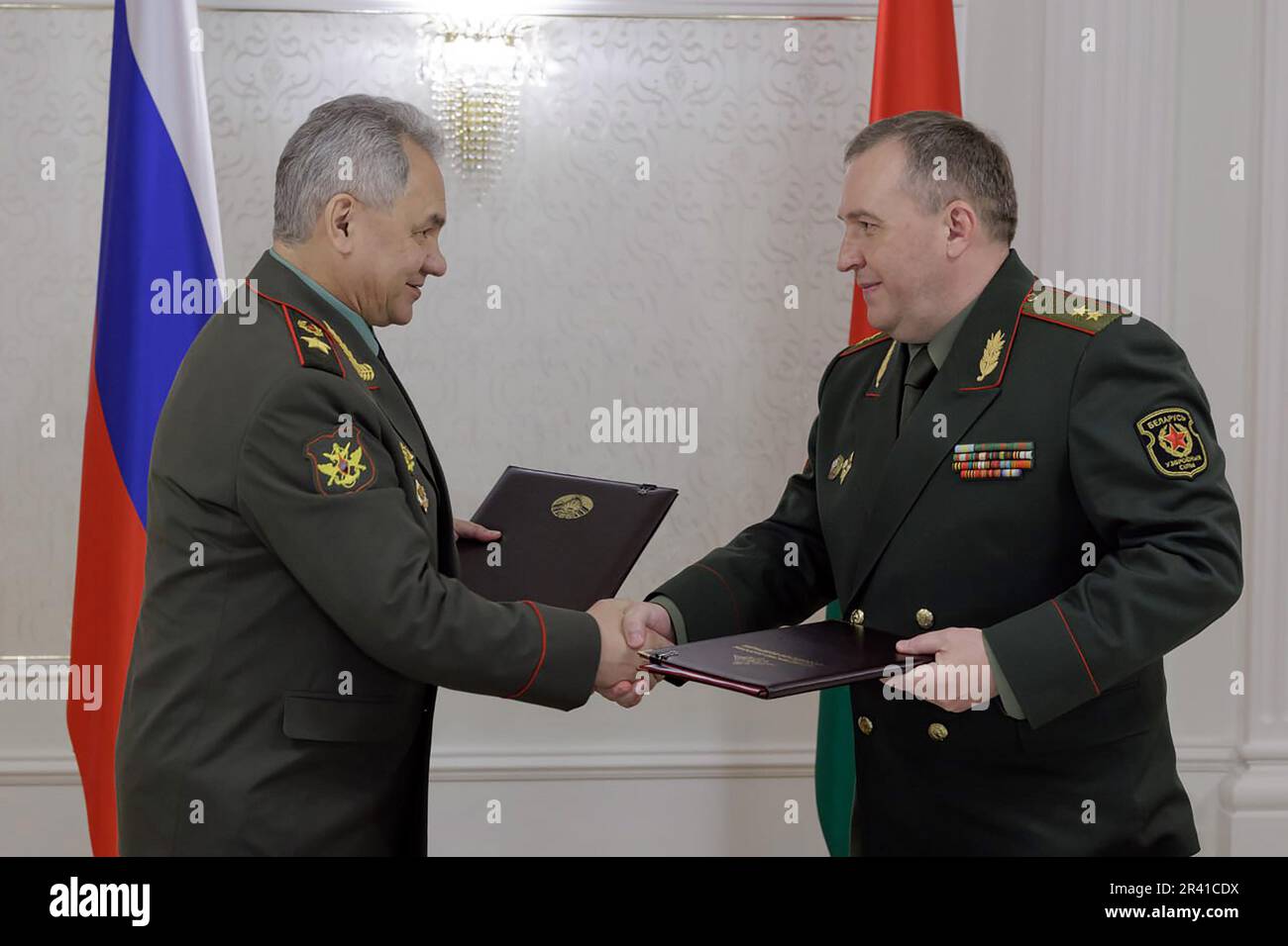 Der russische Verteidigungsminister Sergei Shoigu, die Linke und der belarussische Verteidigungsminister Viktor Khrenin tauschen während einer Sitzung im Anschluss an eine Sitzung des Rates der Verteidigungsminister der Organisation für den Vertrag über kollektive Sicherheit (CSTO) in Minsk (Belarus) am Donnerstag, den 25. Mai 2023 Dokumente aus. Der belarussische Präsident Alexander Lukaschenko sagt, die Verlegung einiger taktischer Atomwaffen von Russland nach Belarus habe bereits begonnen, so die Nachrichtenagentur TASS. Foto: Pressedienst des russischen Verteidigungsministeriums/Kredit: UPI/Alamy Live News Stockfoto
