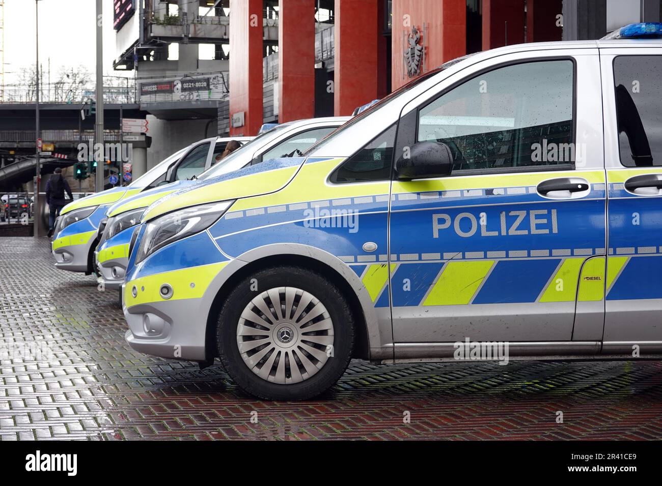 Drei Polizeiautos vor dem Rathaus des Bezirks Deutz - Symbolbild Stockfoto