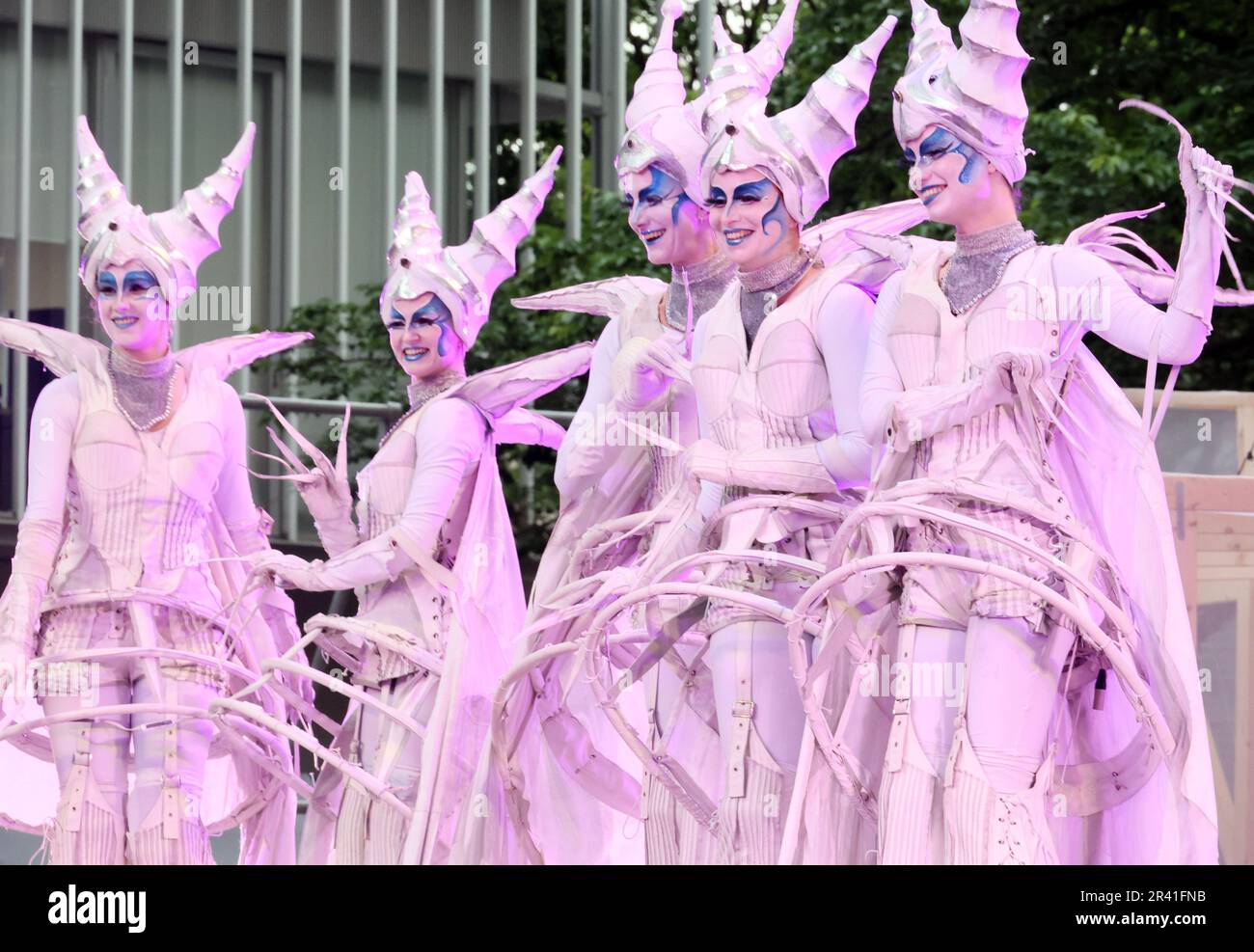Tokio, Japan. 25. Mai 2023. Ein Konzert der Close-Act-Theatermitglieder führt am Donnerstag, den 25. Mai 2023, ein Programm der „White Wings“ bei einer Vorschau auf den Roppongi Art Night 2023 im Roppongi Hills in Tokio auf. Am 27. Und 28. Mai findet eine jährliche Kunstveranstaltung der Roppongi Art Night statt. (Foto: Yoshio Tsunoda/AFLO) Stockfoto