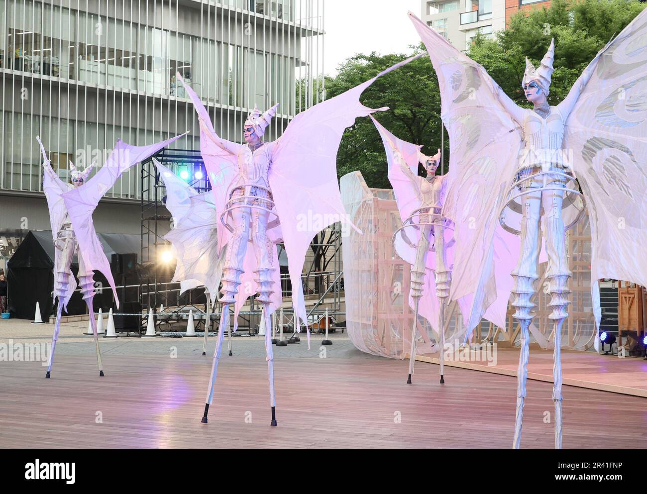 Tokio, Japan. 25. Mai 2023. Ein Konzert der Close-Act-Theatermitglieder führt am Donnerstag, den 25. Mai 2023, ein Programm der „White Wings“ bei einer Vorschau auf den Roppongi Art Night 2023 im Roppongi Hills in Tokio auf. Am 27. Und 28. Mai findet eine jährliche Kunstveranstaltung der Roppongi Art Night statt. (Foto: Yoshio Tsunoda/AFLO) Stockfoto