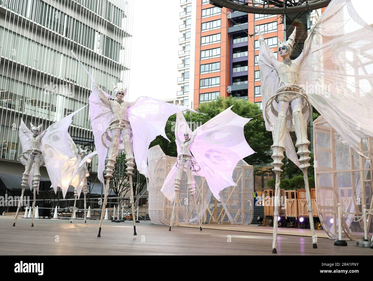Tokio, Japan. 25. Mai 2023. Ein Konzert der Close-Act-Theatermitglieder führt am Donnerstag, den 25. Mai 2023, ein Programm der „White Wings“ bei einer Vorschau auf den Roppongi Art Night 2023 im Roppongi Hills in Tokio auf. Am 27. Und 28. Mai findet eine jährliche Kunstveranstaltung der Roppongi Art Night statt. (Foto: Yoshio Tsunoda/AFLO) Stockfoto