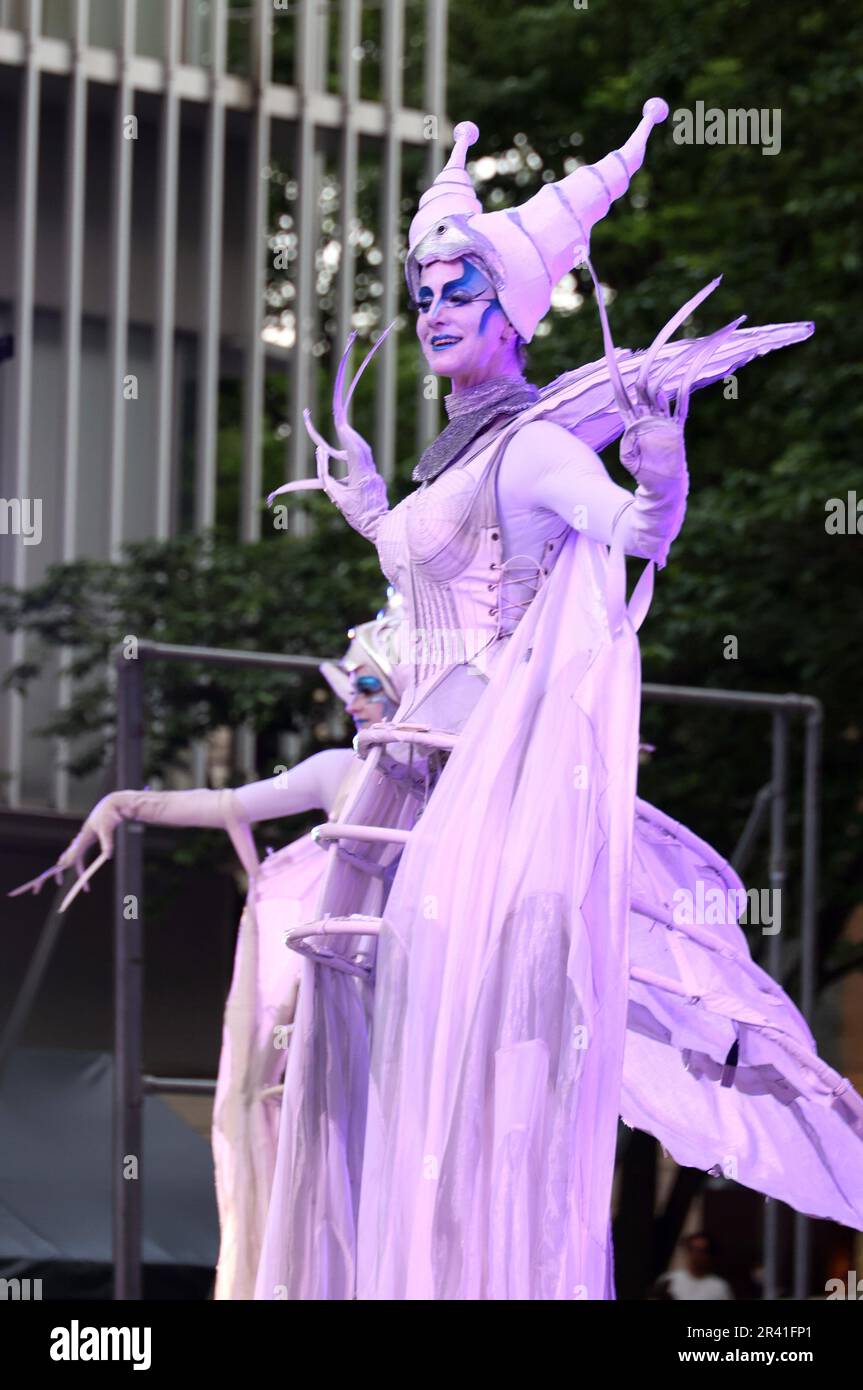 Tokio, Japan. 25. Mai 2023. Ein Konzert der Close-Act-Theatermitglieder führt am Donnerstag, den 25. Mai 2023, ein Programm der „White Wings“ bei einer Vorschau auf den Roppongi Art Night 2023 im Roppongi Hills in Tokio auf. Am 27. Und 28. Mai findet eine jährliche Kunstveranstaltung der Roppongi Art Night statt. (Foto: Yoshio Tsunoda/AFLO) Stockfoto