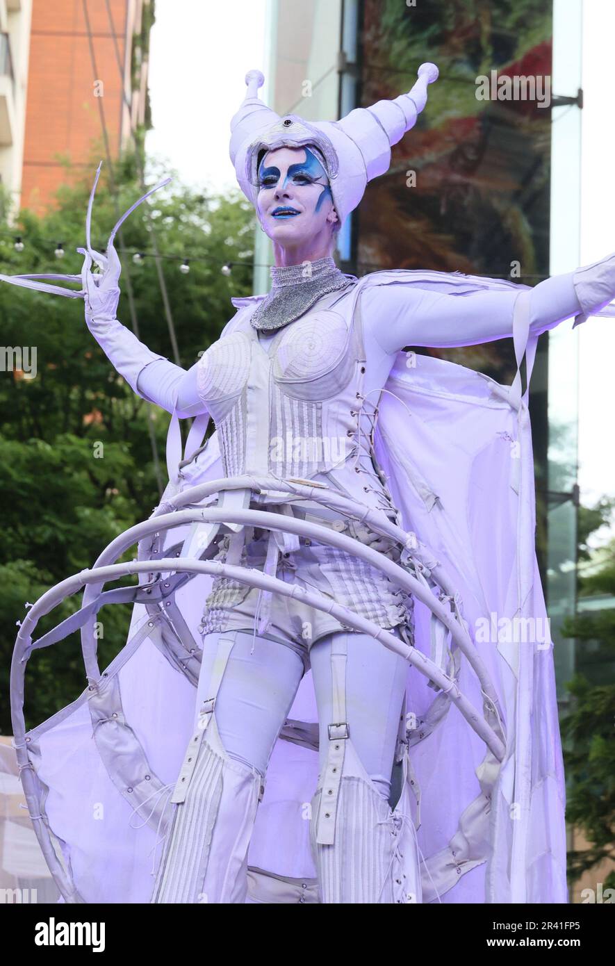 Tokio, Japan. 25. Mai 2023. Ein Mitglied der Close-Act-Theatergruppe führt am Donnerstag, den 25. Mai 2023, ein Programm der „White Wings“ bei einer Vorschau auf die Roppongi Art Night 2023 im Roppongi Hills in Tokio auf. Am 27. Und 28. Mai findet eine jährliche Kunstveranstaltung der Roppongi Art Night statt. (Foto: Yoshio Tsunoda/AFLO) Stockfoto