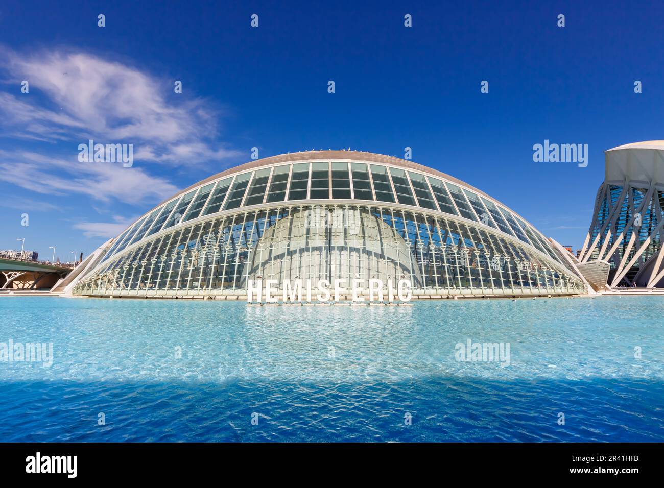 Ciutat de les Arts i les Ciencies mit hemisferischem Gebäude, moderner Architektur von Santiago Calatrava in Valencia, Spanien Stockfoto