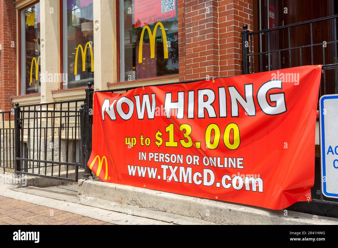 San Antonio, Texas, USA – 8. Mai 2023: Ein Bannerschild „Jetzt mieten“ in einem McDonald's Restaurant im Zentrum von San Antonio, Texas. Stockfoto