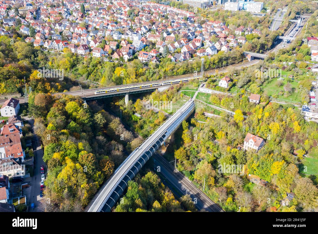 Regionalzug der Bwegt-Eisenbahn auf dem Viadukt der GÃ¤-ubahn aus der Vogelperspektive in Stuttgart Stockfoto