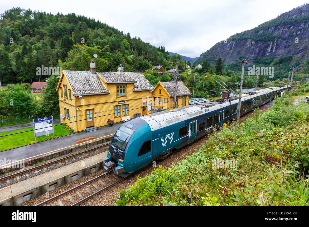 Stadler FLIRT Zug VY Vossebane Regionalzug auf der Bergen Railway nahe BolstadÃ¸yri in Norwegen Stockfoto