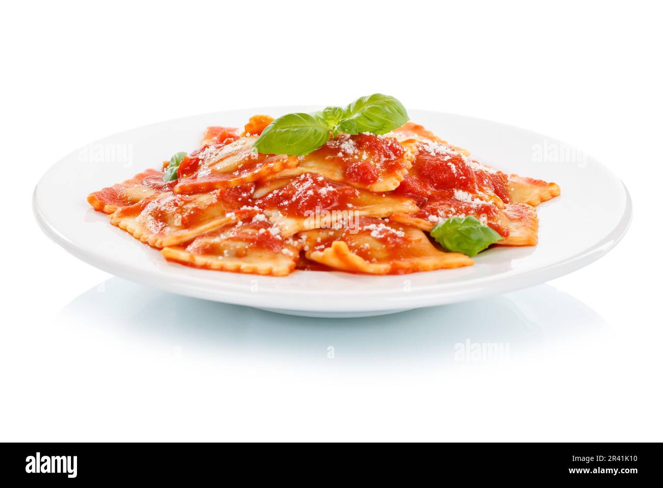 Ravioli italienische Pasta ausgenommen isoliertes Essen Mittagessen mit Teller in Tomatensoße in Stuttgart, Deutschland Stockfoto