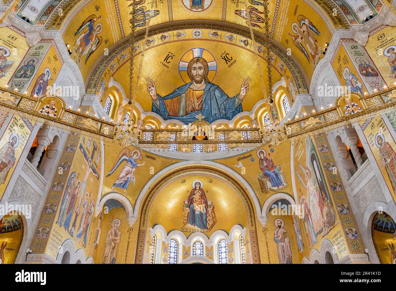 Belgrad, Serbien - 05-20-2023: Kirche der heiligen Sava, Detail der goldenen Mosaikdecke Stockfoto