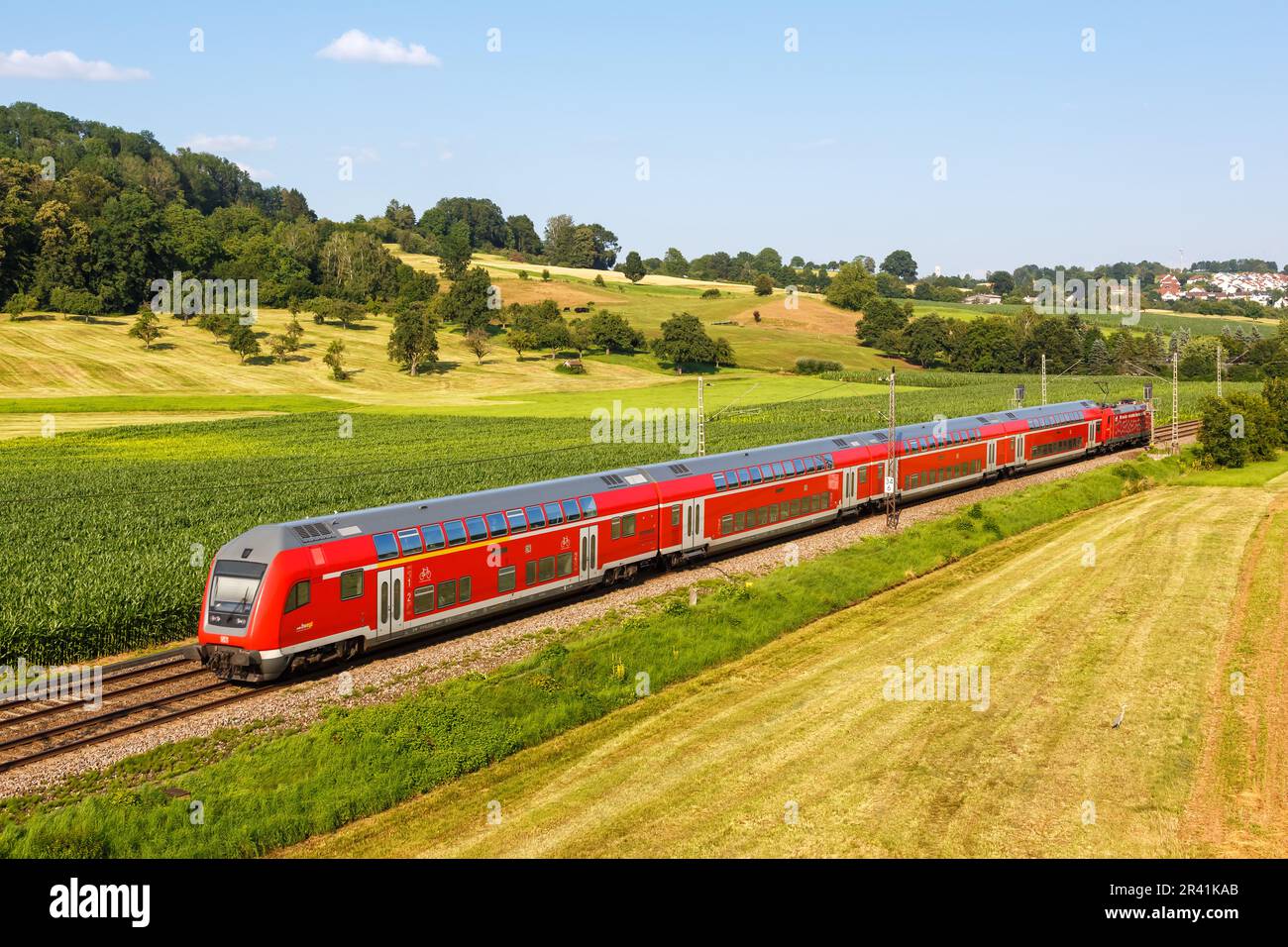 Regionalzug Regionalzug der DB Regio Deutsche Bahn auf der Filstalbahn in Uhingen, Deutschland Stockfoto
