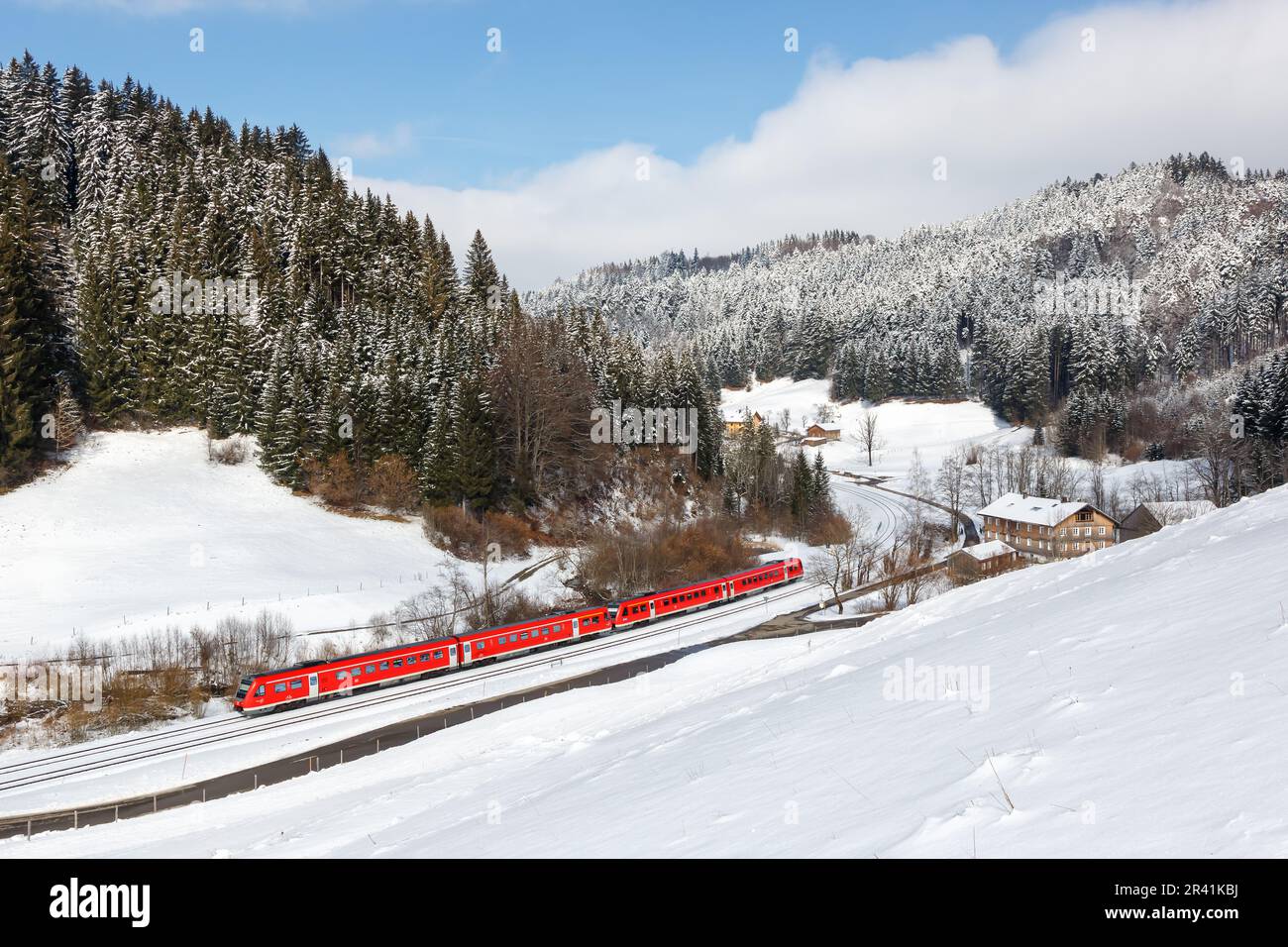 Regionalzug der Deutschen Bahn DB Bombardier Transportation RegioSwinger Tilting Technology in AllgÃ¤U Bavaria in Oberstaufen, Stockfoto