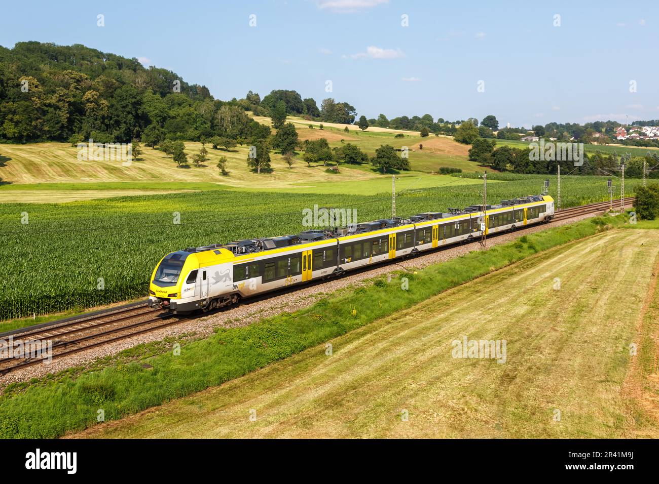 Regionalzug Regionalzug von bwegt mit GoAhead auf der Filstalbahn in Uhingen, Deutschland Stockfoto