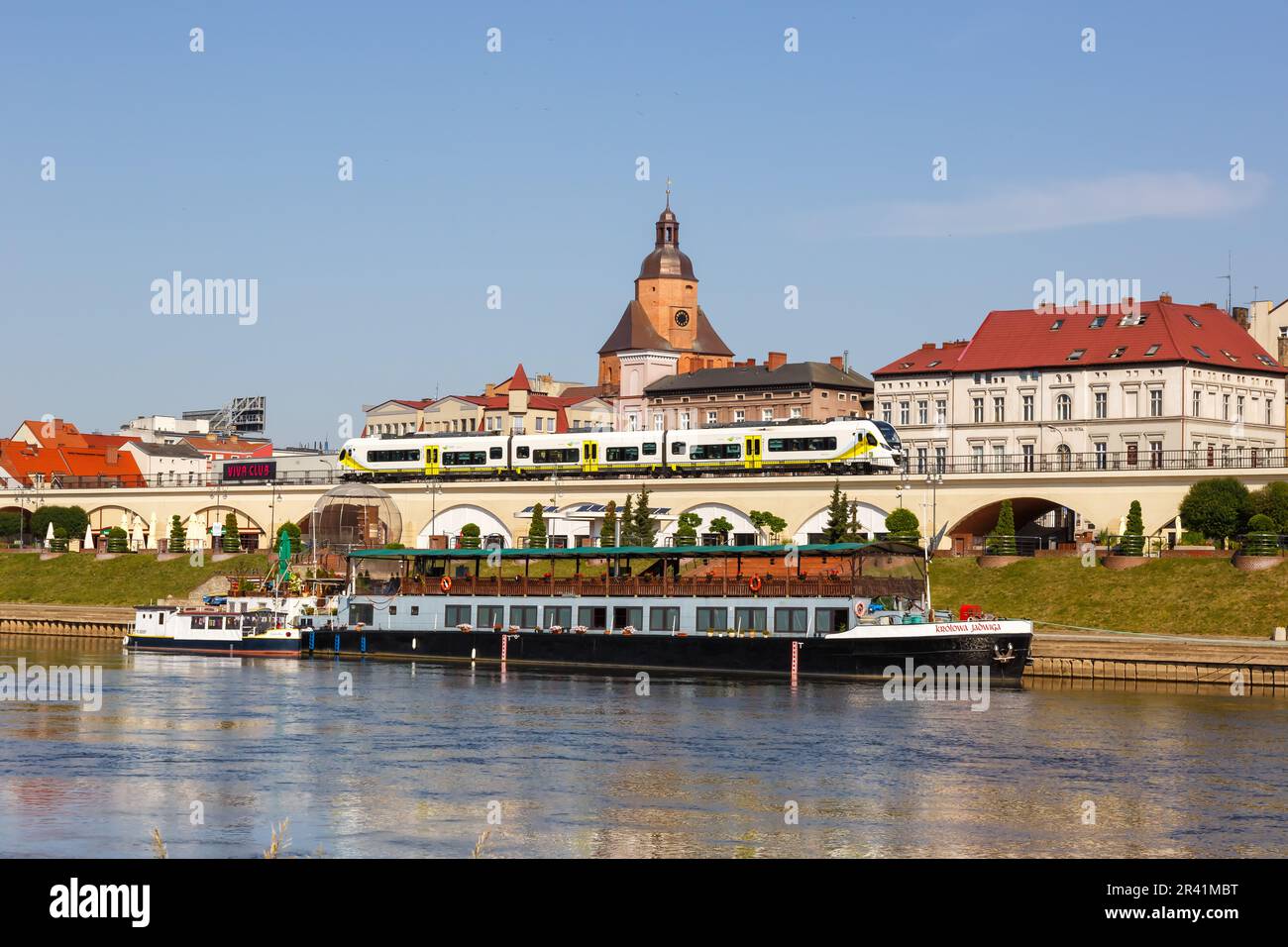 GorzÃ³w Wielkopolski Landsberg an der Warthe Stadt am Fluss mit einem Regionalzug des Typs Newag Impuls 2 in Polen Stockfoto