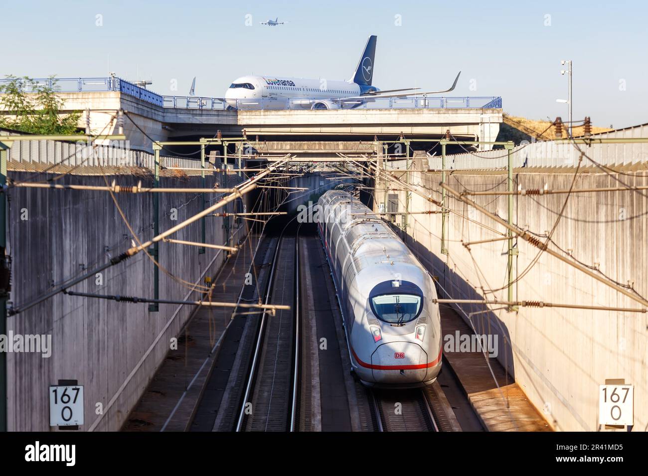 Mit dem Zug zum Flug Airbus A320neo Flugzeug der Lufthansa und ICE der Eisenbahn am Flughafen