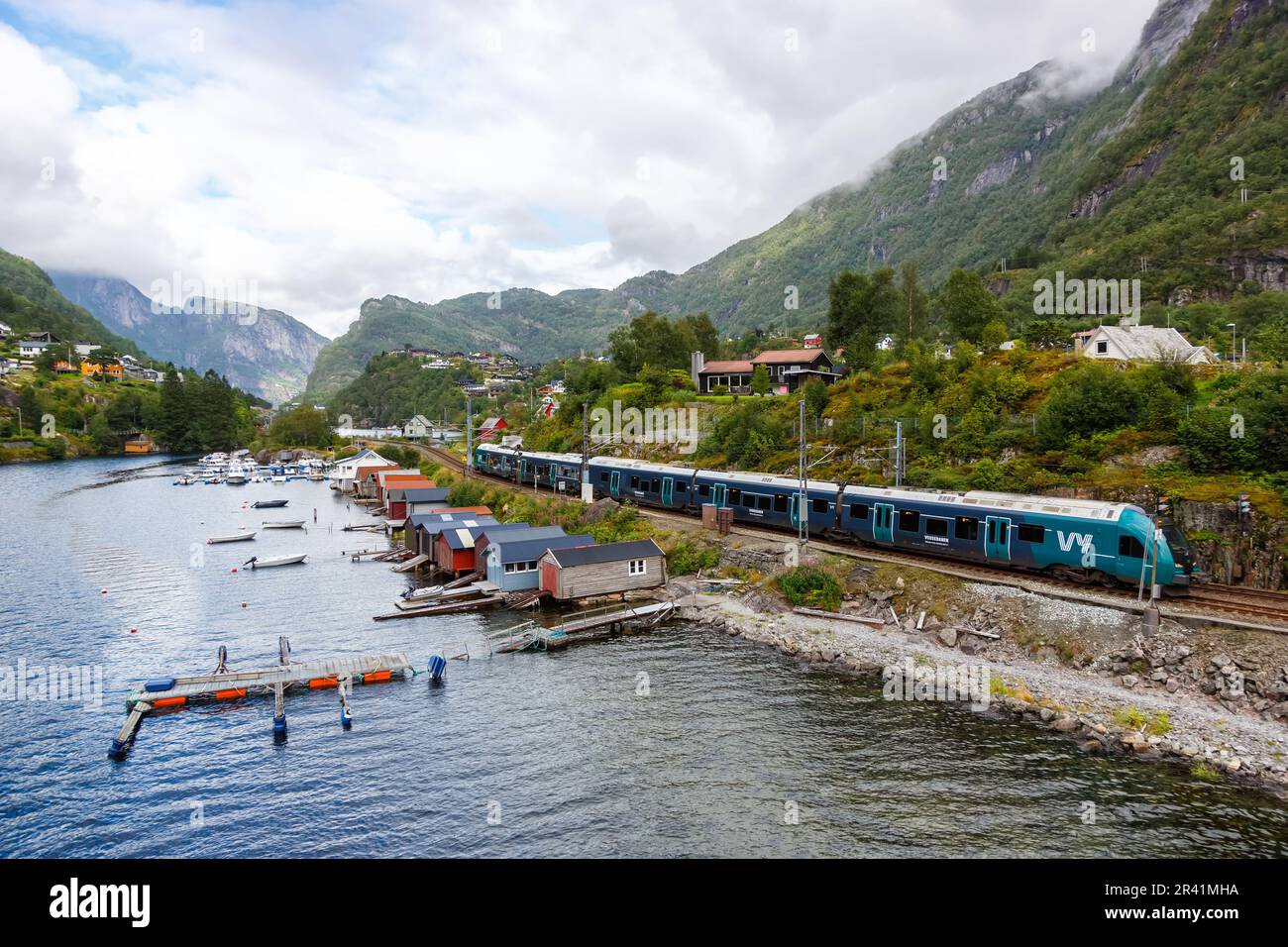Stadler FLIRT Zug VY Vossebane Regionalzug auf der Bergen Railway nahe Stanghelle in Norwegen Stockfoto