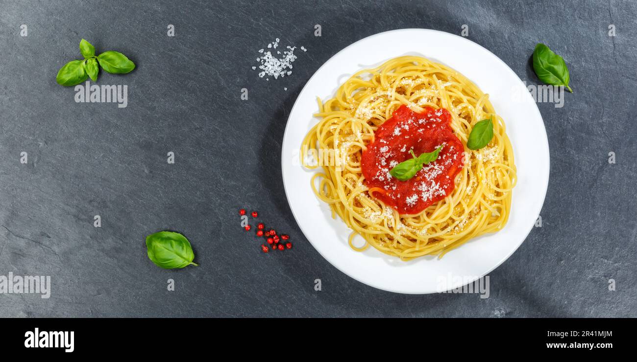 Spaghetti: italienisches Pasta-Mittagessen mit Tomatensauce von oben auf Schiefer in Stuttgart Stockfoto
