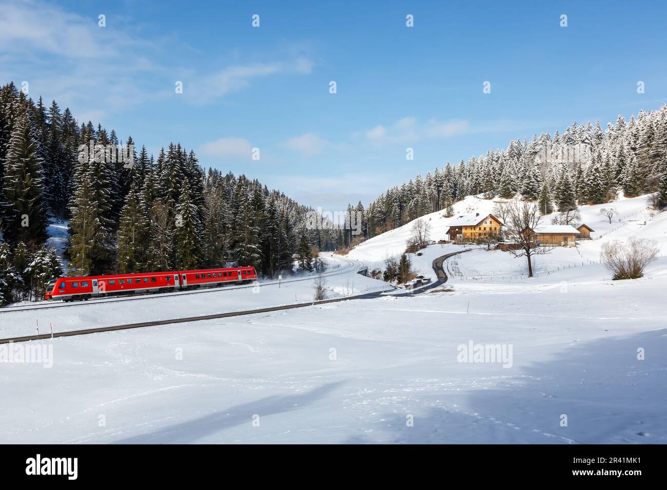 Regionalzug der Deutschen Bahn DB Bombardier Transportation RegioSwinger Tilting Technology in AllgÃ¤U Bavaria in Oberstaufen, Stockfoto