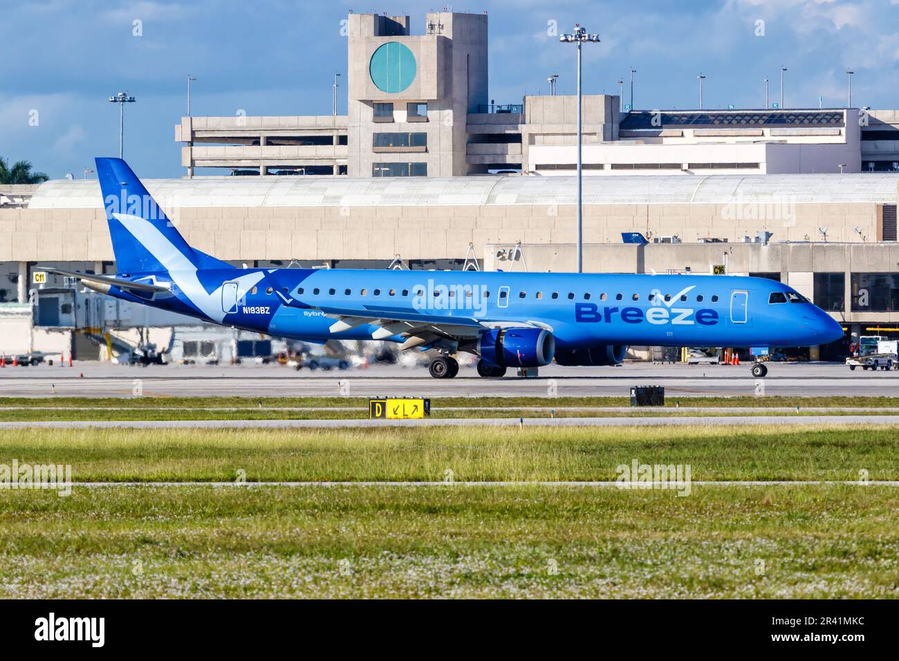 Breeze Airways Embraer 195 Flugzeug Palm Beach Flughafen in den USA Stockfoto