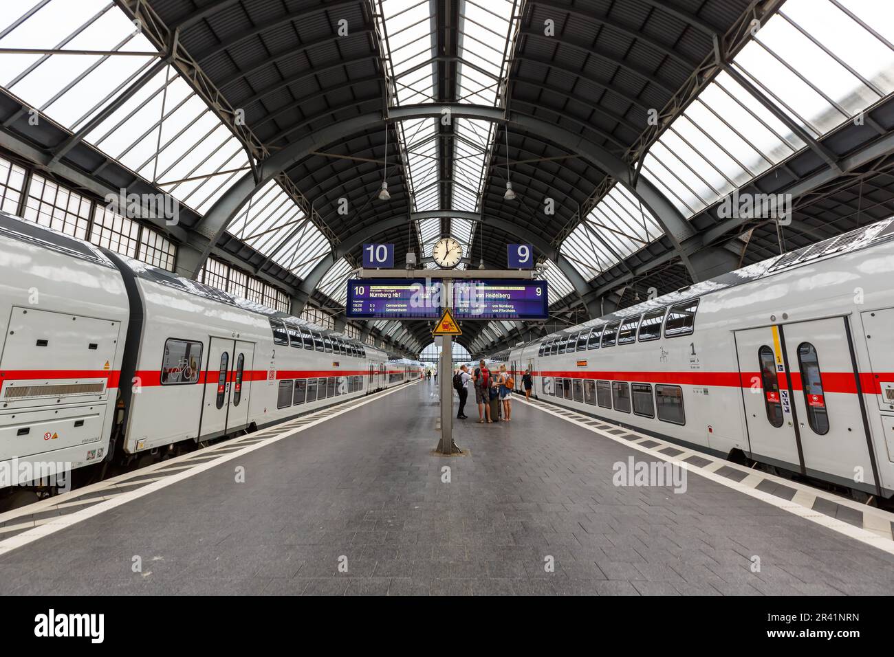 Intercity-IC-Züge des Typs Twindexx Vario von Bombardier der DB Deutsche Bahn im Hauptbahnhof Karlsruhe, Deutschland Stockfoto