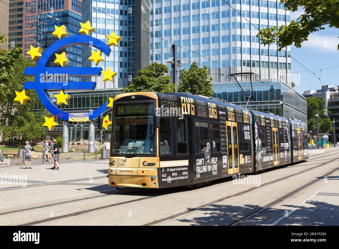 Frankfurter Straßenbahn am Willy-Brandt-Platz Ã-PNV öffentlicher Nahverkehr in Deutschland Stockfoto