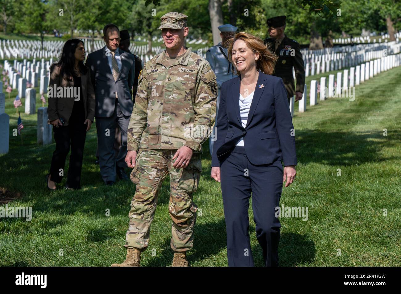 Arlington, Virginia, USA. 25. Mai 2023. Die stellvertretende Verteidigungsministerin KATHLEEN HICKS und ihre Mitarbeiter nehmen am Flags-in auf dem Arlington National Cemetery, Arlington, Teil. Über 280.000 amerikanische Flaggen werden vor dem Memorial Day auf jedem Grabstein in ANC platziert. Kredit: John Wright/DoD/ZUMA Wire/Alamy Live News Stockfoto