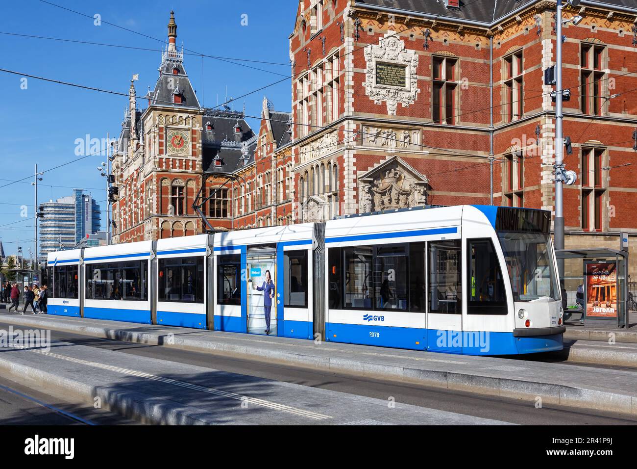 Siemens Combino Tram Stadtbahn Straßenbahn Nahverkehr am Hauptbahnhof in Amsterdam, Niederlande Stockfoto