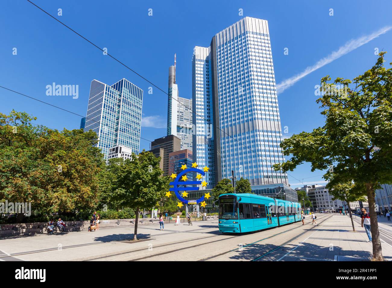 Frankfurter Skyline mit Straßenbahn am Willy-Brandt-Platz Ã-PNV Öffentliche Verkehrsmittel in Deutschland Stockfoto