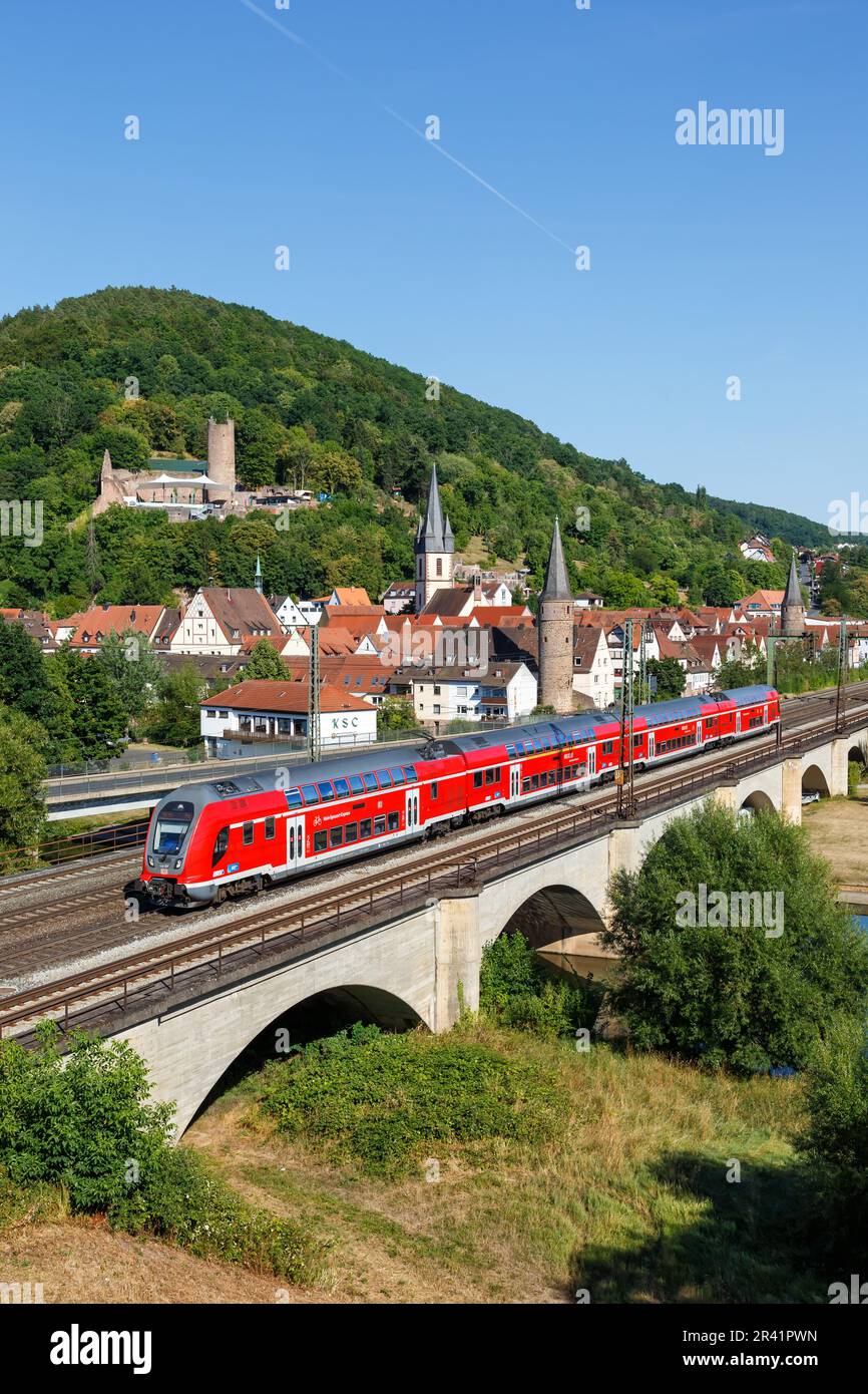 Regionalzug Bombardier Twindexx Vario der Deutschen Bahn DB Portrait Format in GemÃ¼nden am Main, Deutschland Stockfoto