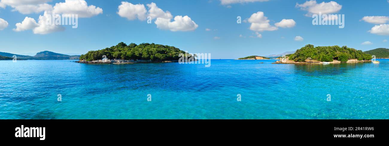 Wunderschönes Ionisches Meer mit klarem türkisfarbenem Wasser und morgendlicher Sommerküste. Blick vom Ksamil Beach, Albanien. Panorama. Stockfoto