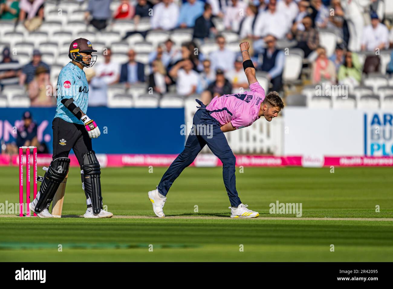 LONDON, VEREINIGTES KÖNIGREICH. 25. Mai 2023. Tom Helm von Middlesex (rechts) in Bowling-Action während Vitality Blast - Middlesex gegen Surrey am 4. Tag auf dem Lord's Cricket Ground am Donnerstag, den 25. Mai 2023 in LONDON, ENGLAND. Kredit: Taka Wu/Alamy Live News Stockfoto