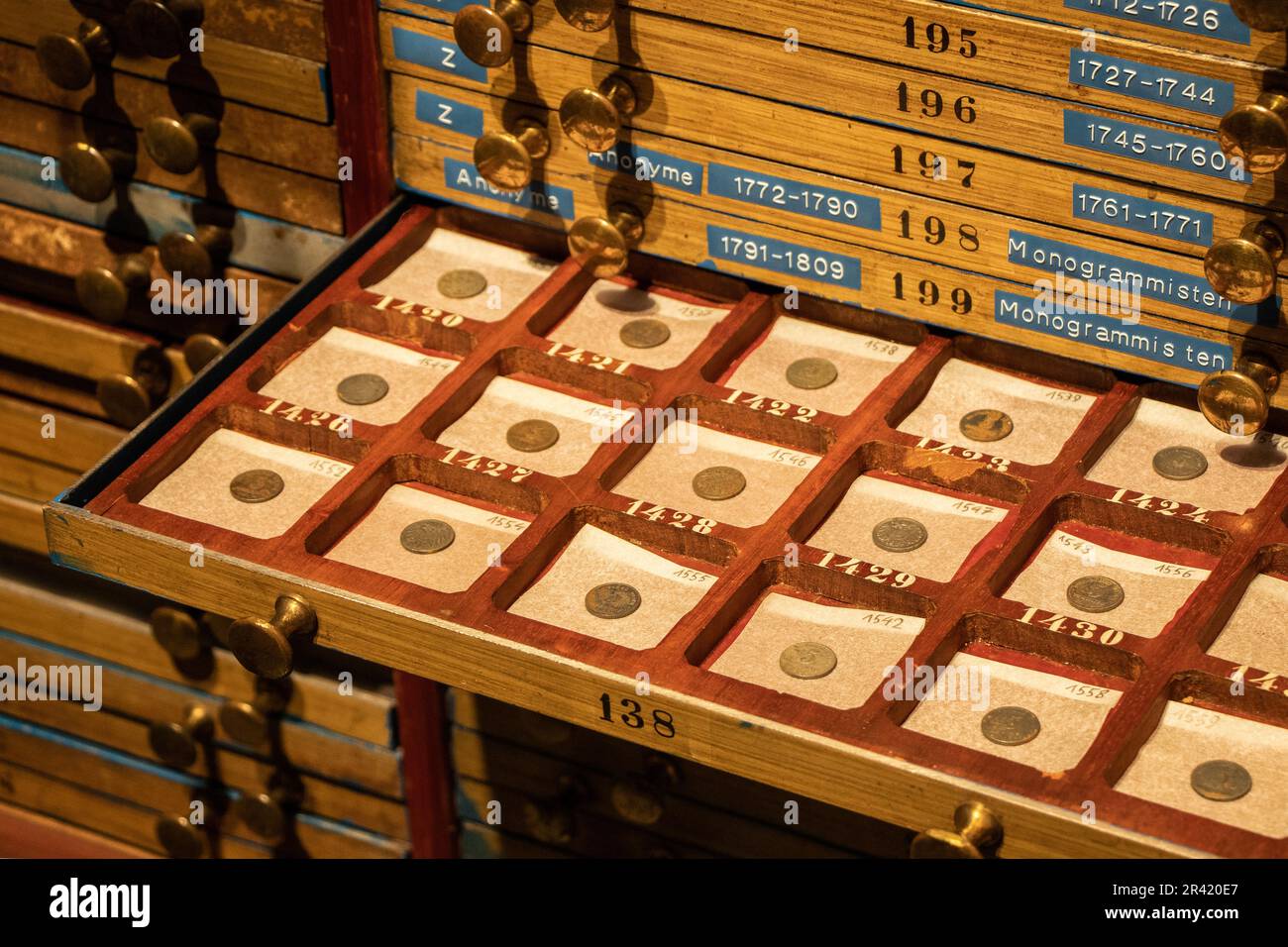 Sammlung historischer Münzen in einem Museumsarchiv Stockfoto