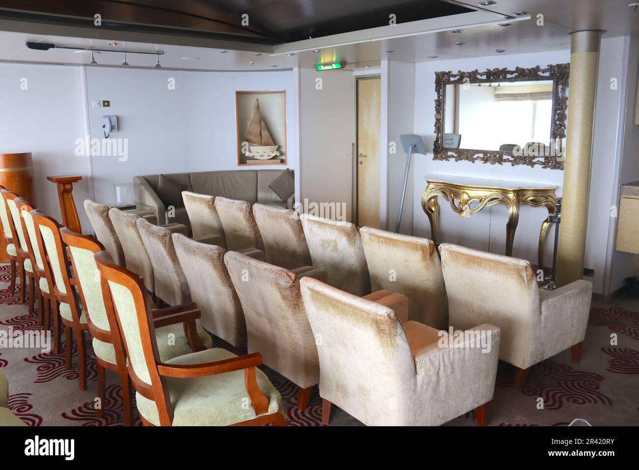 Tagungsraum auf dem Meer, Viceroy Room an Bord des P&O Kreuzfahrtschiffs Arcadia, das vom Mittelmeer nach Valletta, Malta, fuhr, April 2023. Stockfoto