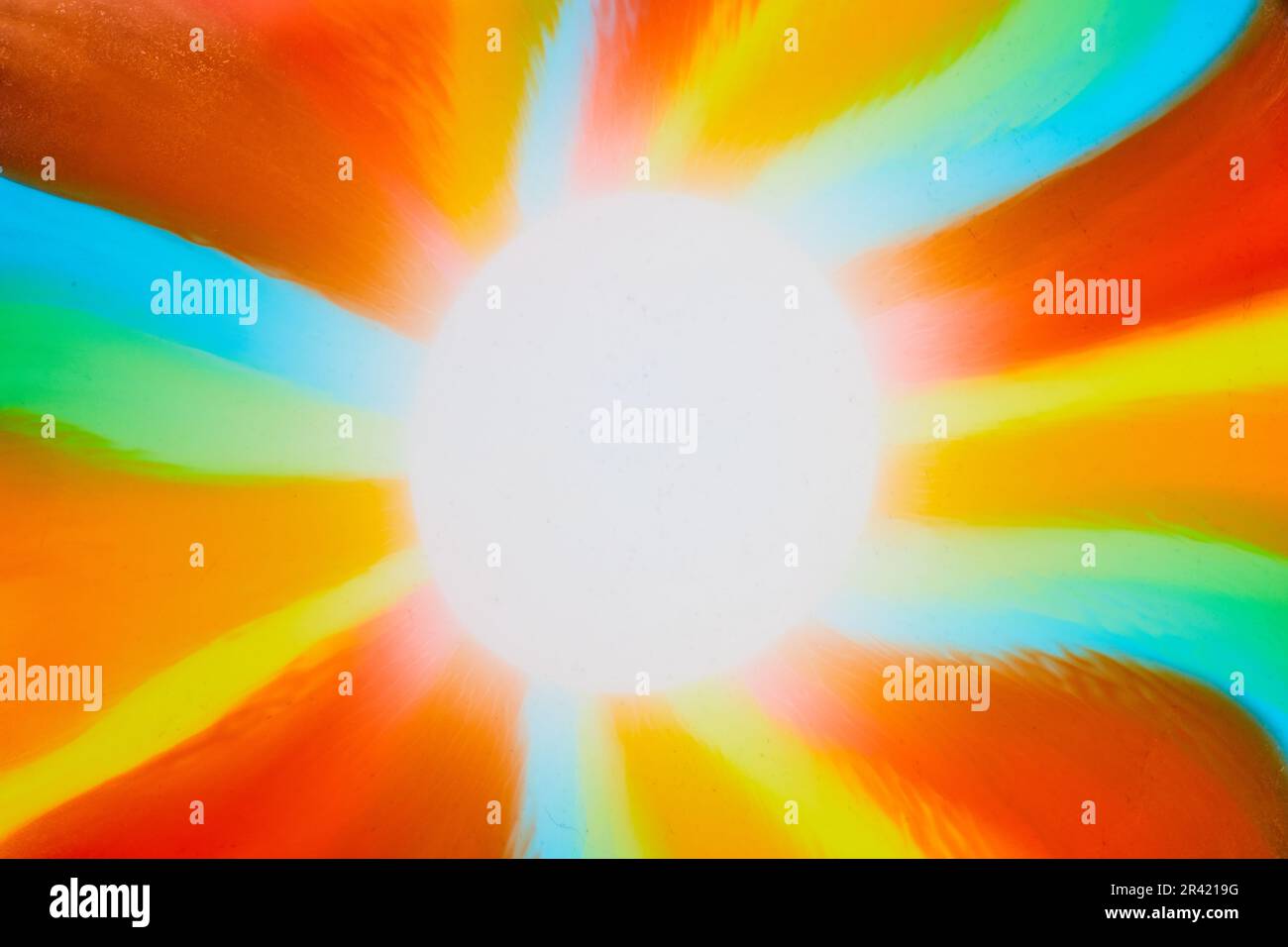 Abstrakte Sonne mit grünen und blauen und roten und orangefarbenen und gelben Strahlen Stockfoto