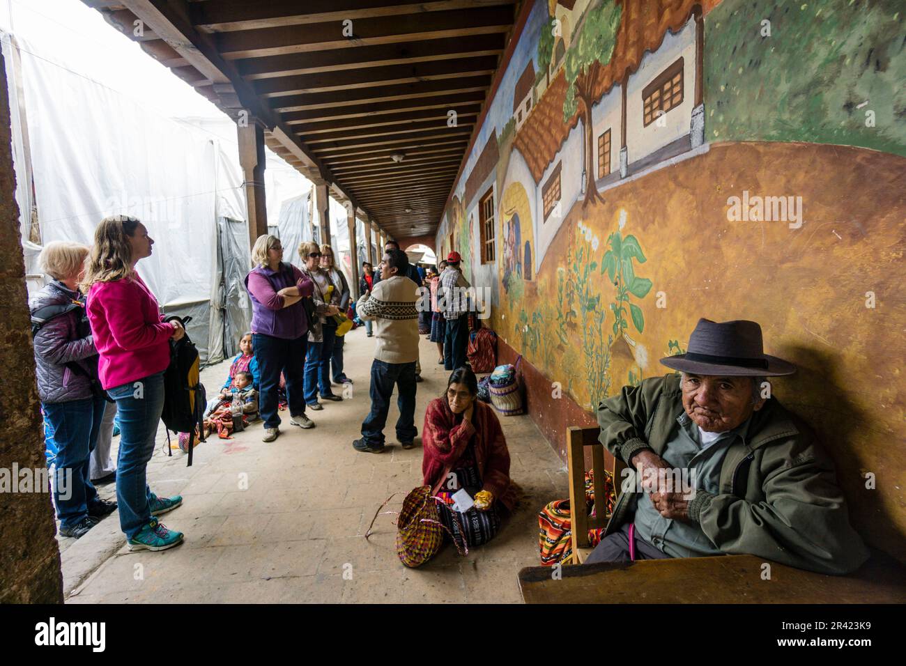 Grupo de Turistas frente a los Murales, Plaza Central,. Chichicastenango, Municipio del Departamento de El Quiché, Guatemala, Mittelamerika. Stockfoto