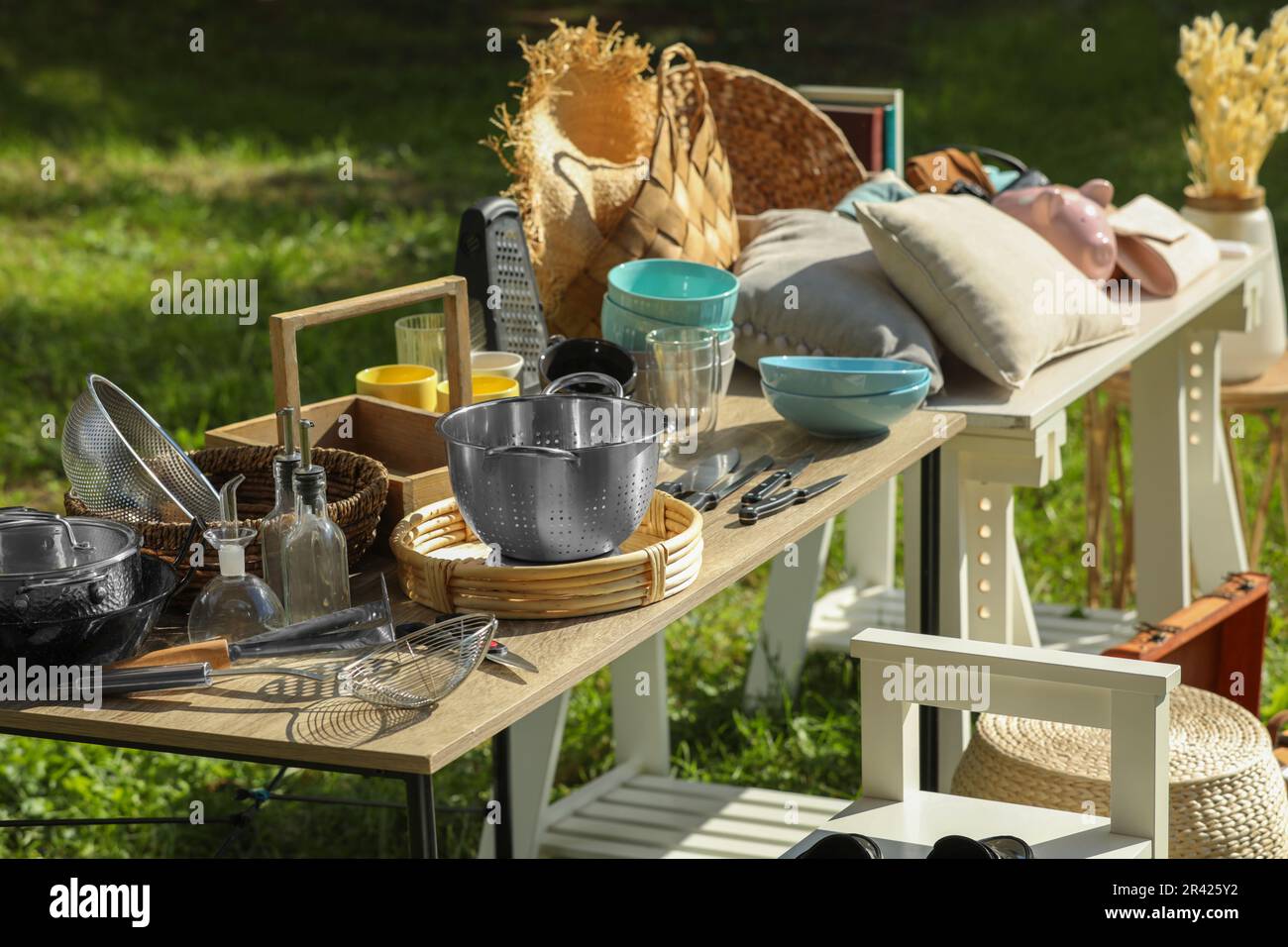 Kleine Tische mit vielen verschiedenen Gegenständen im Parkhaus im Freien Stockfoto