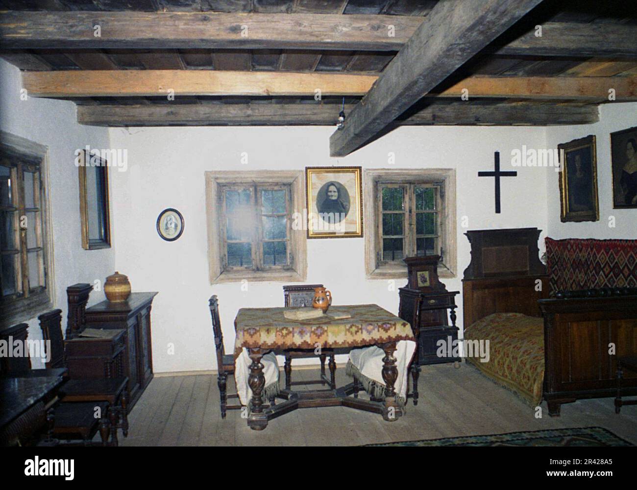 Maramures, Rumänien, ca. 2000. Inneneinrichtung eines lokalen Hauses, mit traditionellen handgefertigten Möbeln, Bettwäsche und Dekor. Stockfoto