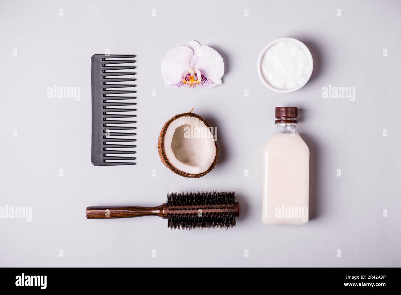 Kokosnussöl und Kämme. Haarpflegekonzept Stockfoto