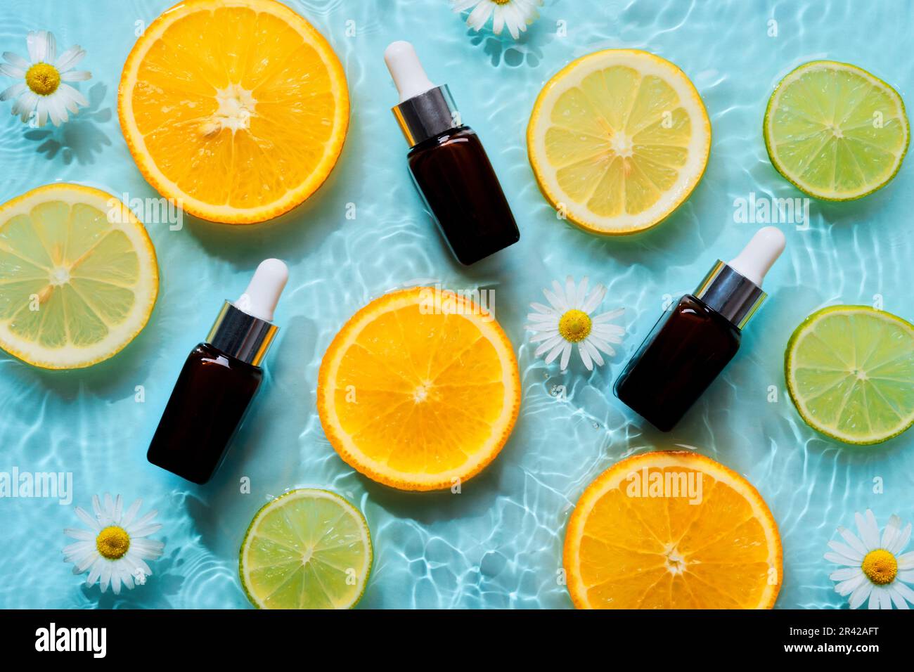 Schönheitshintergrund bei Flaschen mit organischen Kosmetikprodukten. Feuchtigkeitsspendendes und nährendes Produkt, Zitrusfrüchte, konzentrischer Kreis Stockfoto