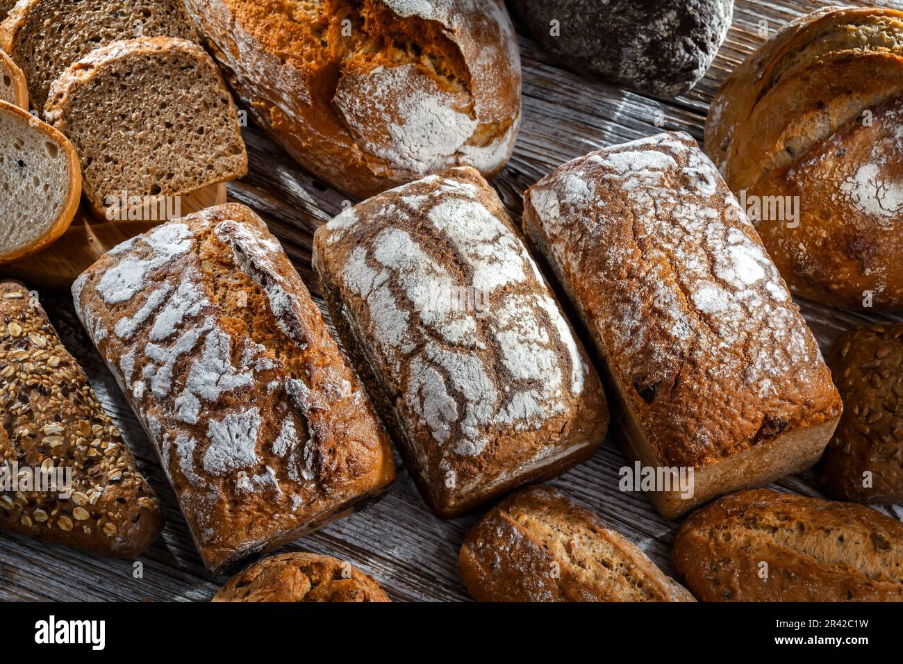 Verschiedene Backwaren, darunter Brotlaibe und Brötchen Stockfoto