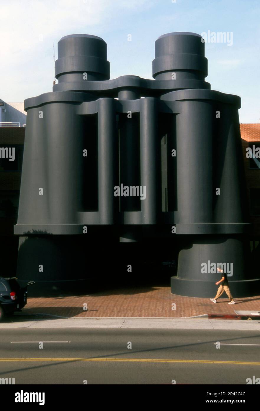 Großes Fernglas vor der Chiatt Day Werbung in Venedig, CA-Design von Frank Gehry Architekt, ca. 1990er Jahre Stockfoto