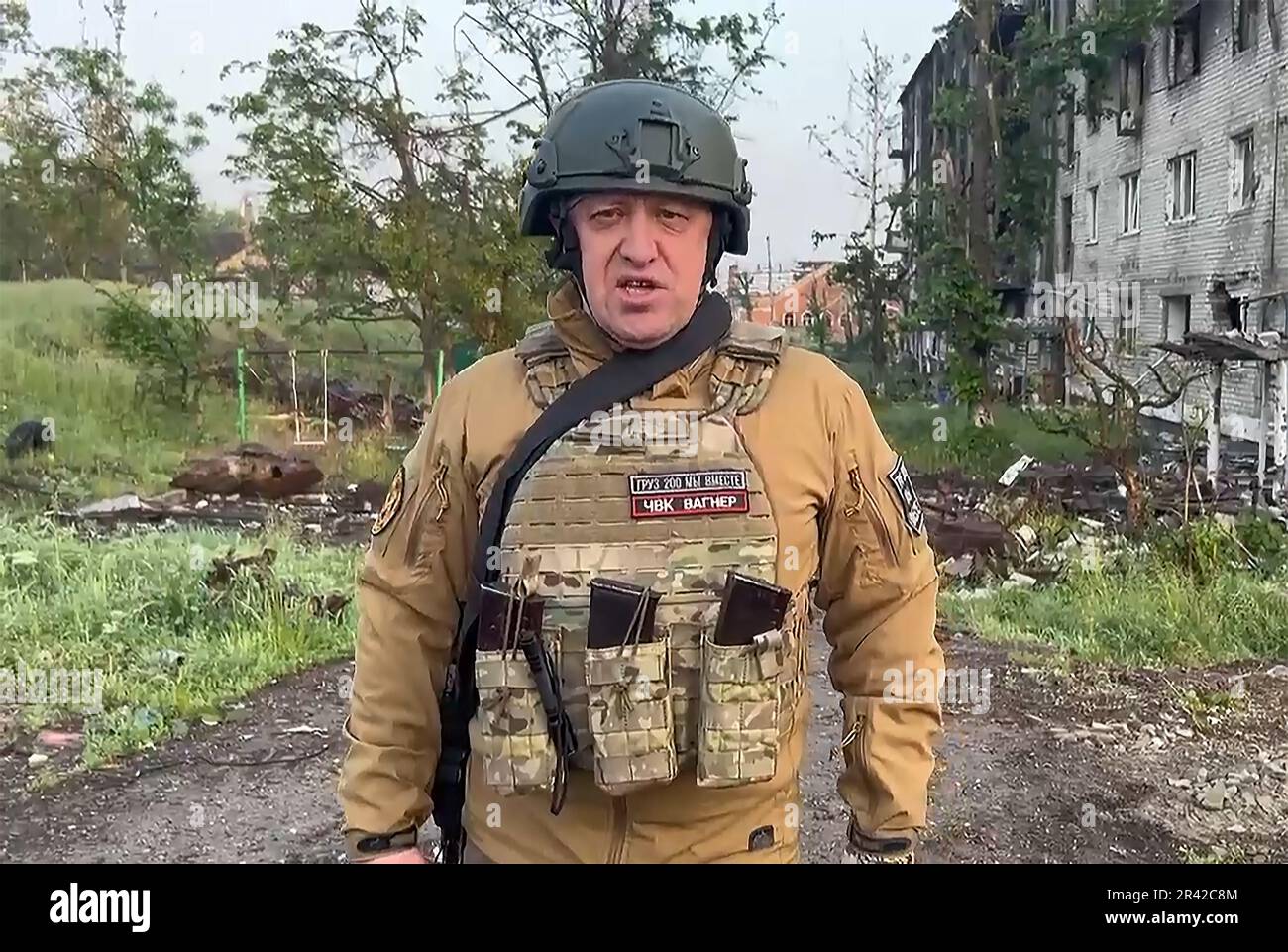 Bakhmut, Ukraine. 25. Mai 2023. Der Gründer der Wagner Group, Yevgeny Prigozhin, spricht vor seinen Einheiten, die sich aus Bakhmut, der Stadt, die von den ukrainischen Streitkräften eingenommen wurde, zurückziehen. 25. Mai 2023. Wagner-Truppen haben begonnen, sich aus Bakhmut zurückzuziehen und werden der russischen Armee ihre Positionen übergeben, sagt der Chef der Söldnergruppe Jewgeny Prigozhin, der behauptet hat, die Oststadt der Ukraine eingenommen zu haben. Foto: Pressedienst von Prigozhin/Credit: UPI/Alamy Live News Stockfoto
