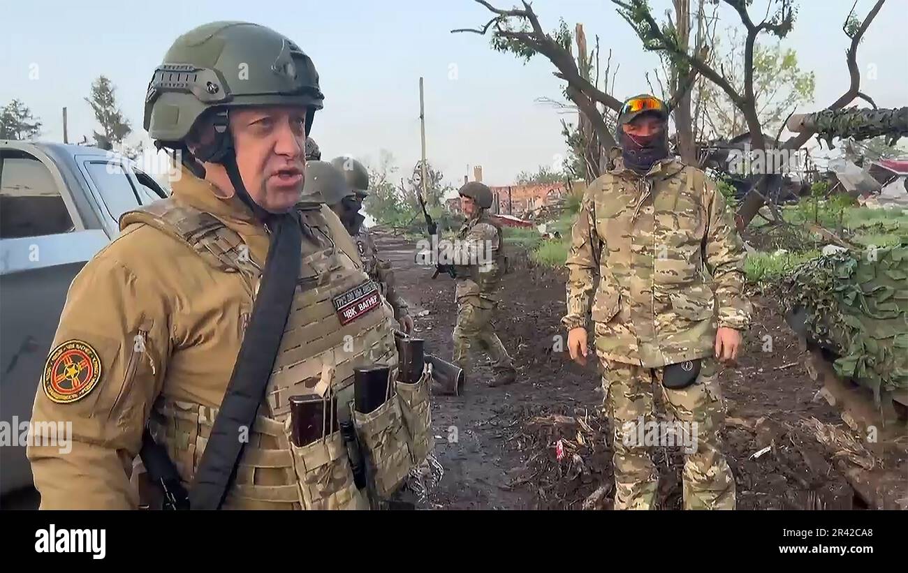 Bakhmut, Ukraine. 25. Mai 2023. Gründer der Wagner Group Yevgeny Prigozhin (L) spricht vor seinen Einheiten, die sich aus Bakhmut, der Stadt, die von den ukrainischen Streitkräften eingenommen wurde, zurückziehen. 25. Mai 2023. Wagner-Truppen haben begonnen, sich aus Bakhmut zurückzuziehen und werden der russischen Armee ihre Positionen übergeben, sagt der Chef der Söldnergruppe Jewgeny Prigozhin, der behauptet hat, die Oststadt der Ukraine eingenommen zu haben. Foto: Pressedienst von Prigozhin/Credit: UPI/Alamy Live News Stockfoto