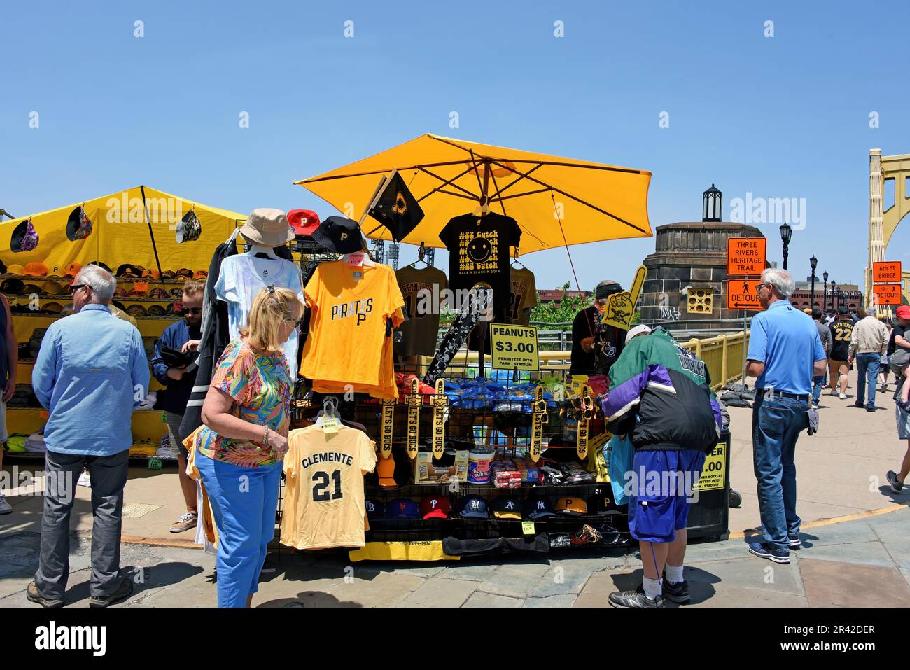 Pittsburgh, Pennsylvania, USA - 21. Mai 2023: Verkaufsstände für Piratenwaren, die zu Beginn der Bridge eingerichtet wurden und Fans in den PNC Park bringen, um Pittsburg zu beobachten Stockfoto