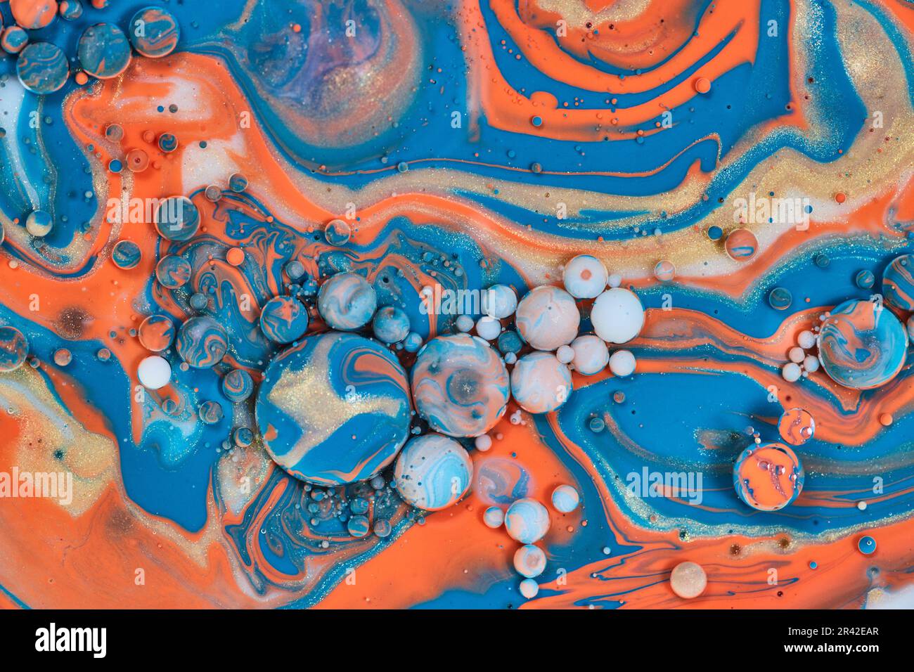 Horizontales Hintergrundmaterial abstrakter Wirbel orangefarbener, blauer und goldener Eierkugeln Stockfoto