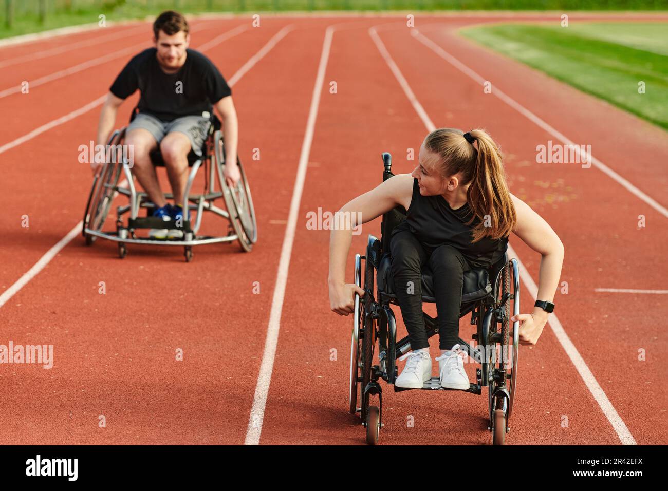 Ein inspirierendes Paar mit Behinderung demonstriert ihre unglaubliche Entschlossenheit und Stärke, während sie gemeinsam für den Paralymp trainieren Stockfoto