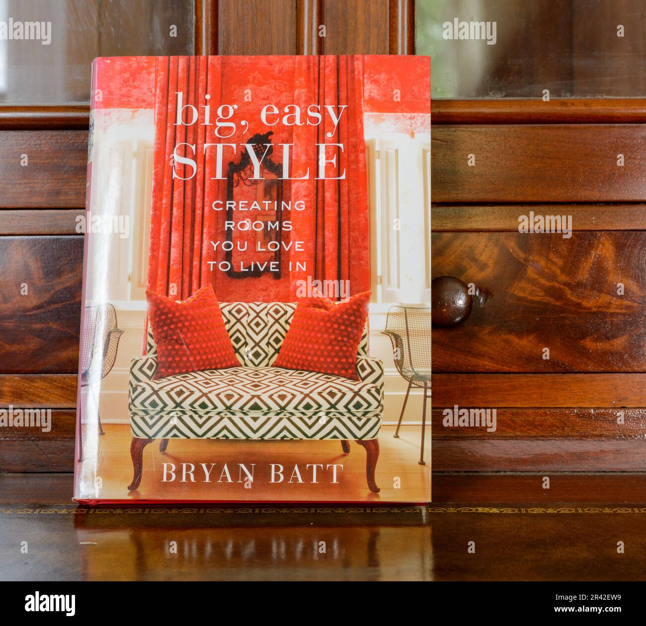 NEW ORLEANS, LA, USA - 24. MAI 2023: Titelseite des Buches „Big, Easy Style“ von Bryan Batt Stockfoto